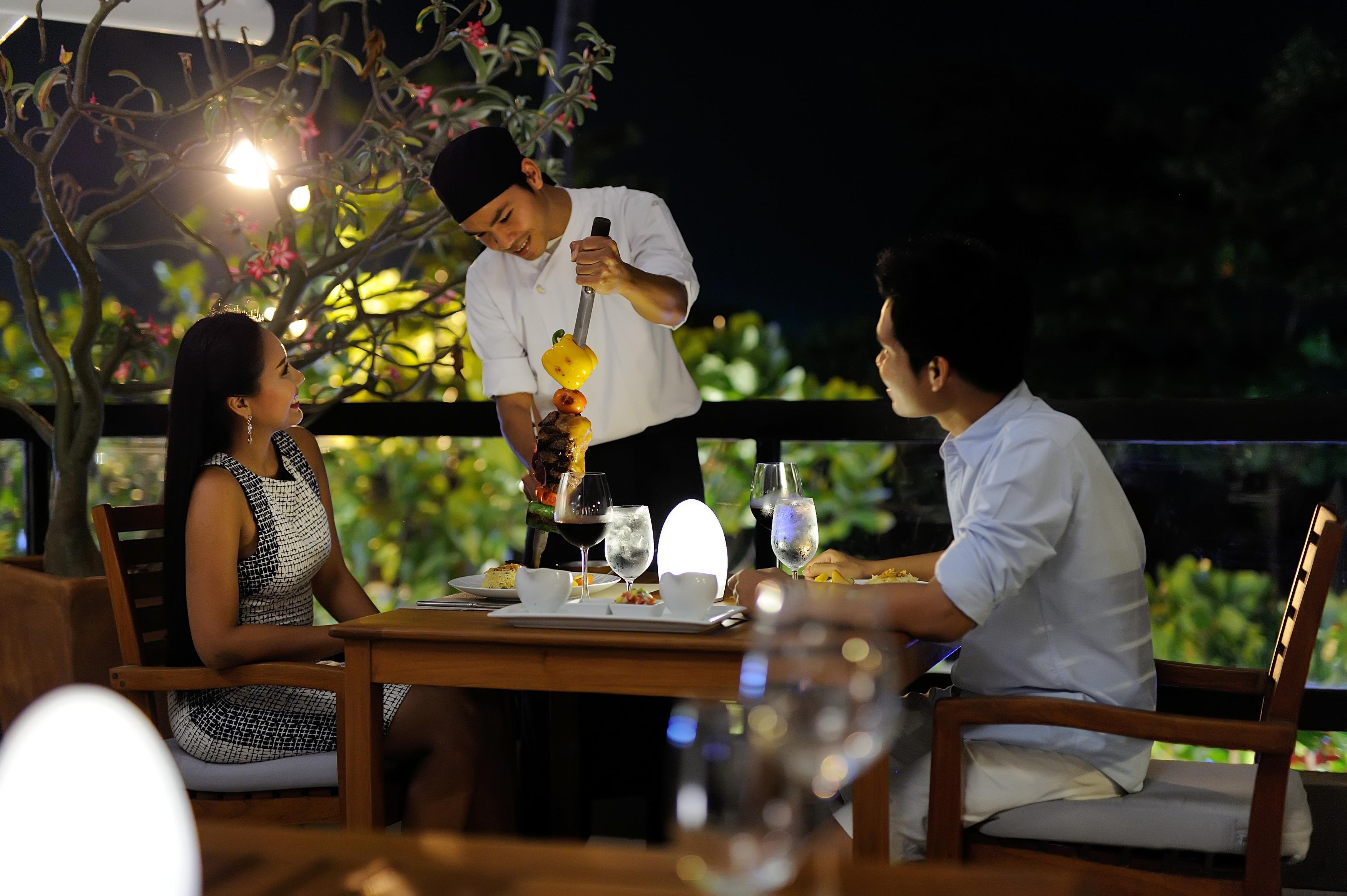 Paradox Resort Phuket Karon Esterno foto A waiter serves a couple at a restaurant