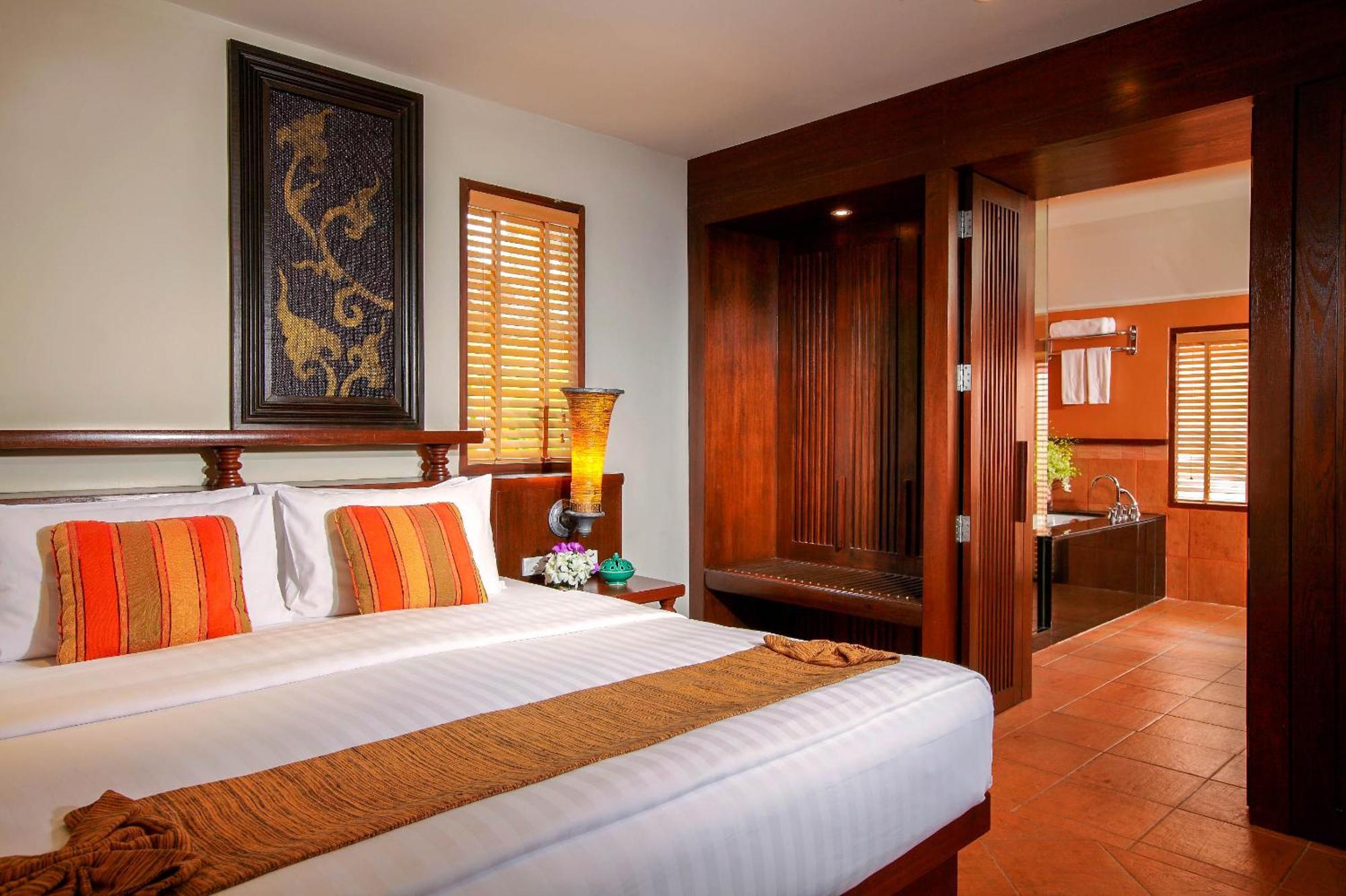 Paradox Resort Phuket Karon Esterno foto A bedroom at the resort
