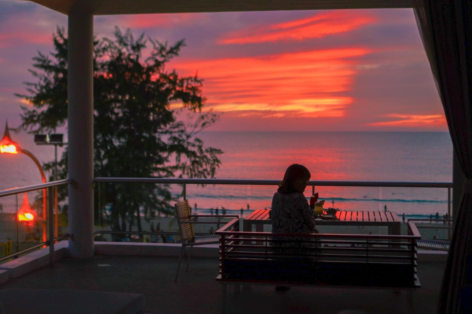 Paradox Resort Phuket Karon Esterno foto Sunset at the beach