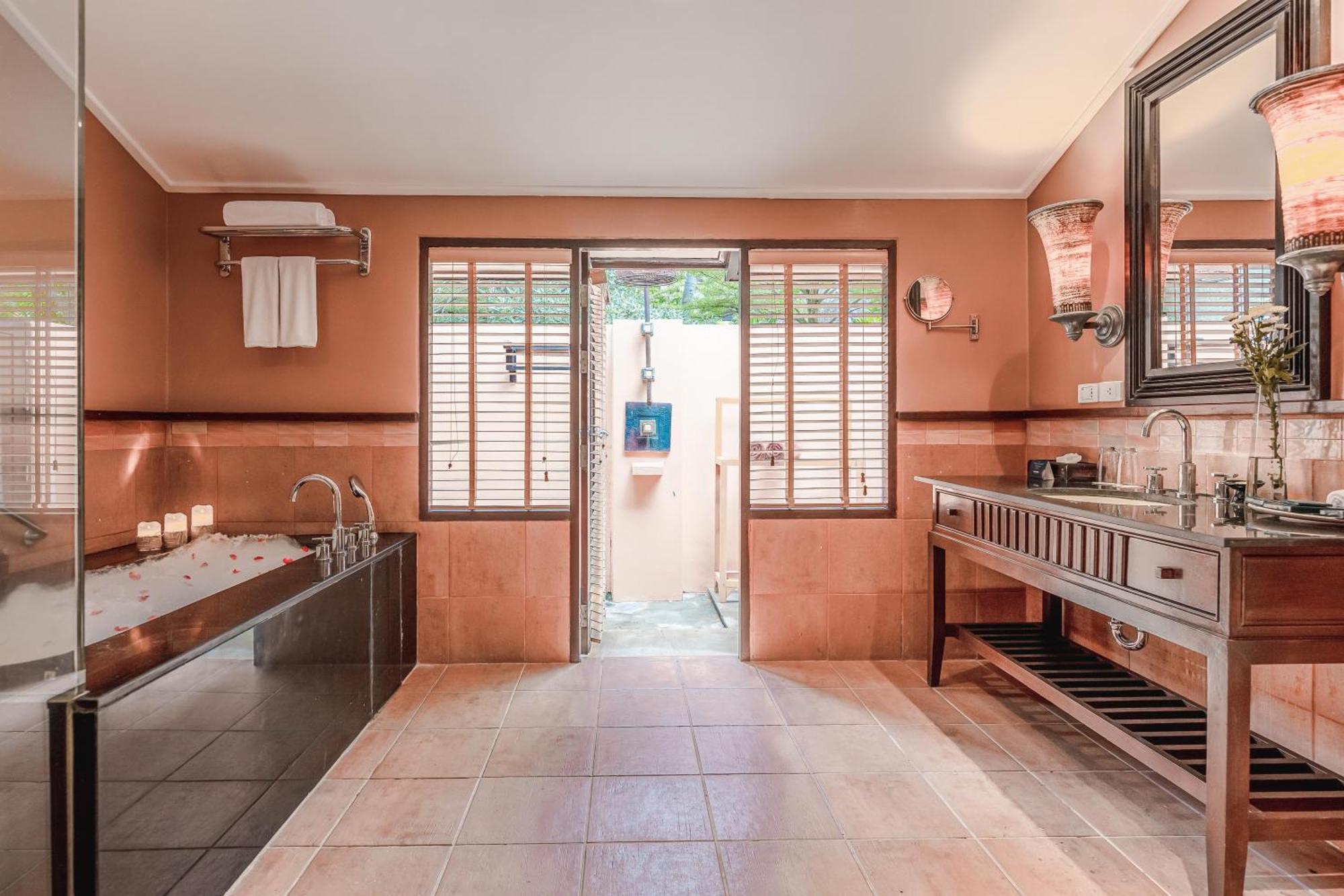 Paradox Resort Phuket Karon Esterno foto Bathroom